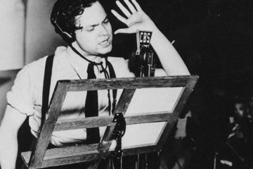 Orson Welles transmitiendo su programa de radio "The War of the Worlds" en Nueva York. (Foto AP)