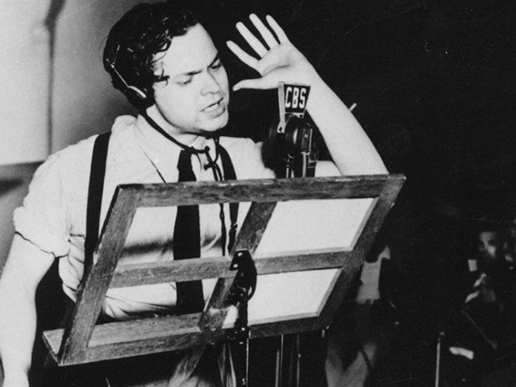 Orson Welles transmitiendo su programa de radio "The War of the Worlds" en Nueva York. (Foto AP)