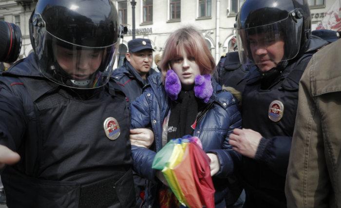 Las protestas de los grupos LGBTQ son constantemente reprimidas en Rusia. (Foto: AP)