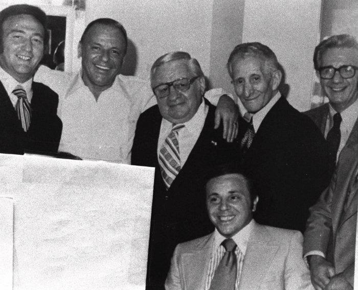 De izquierda a derecha. Gregory DePalma, Frank Sinatra, Thomas Marson, Carlo Gambino y Jimmy Fratianno. Sentado: Richard "Nerves" Fusco. (Foto: AP)
