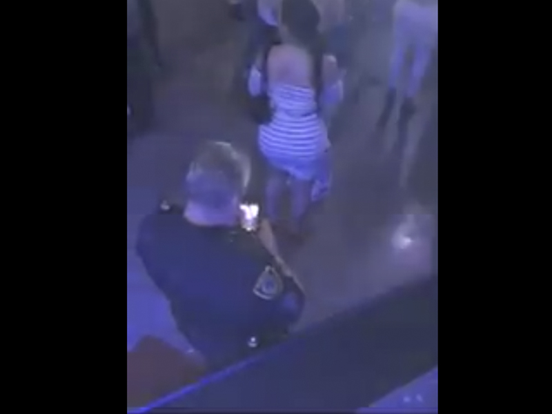 Exhiben en video a policía que tomó fotos del trasero de  una mujer en EU