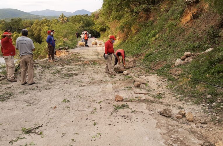 Se rehabilitó el paso en la carretera Tehuixtla – Río seco
