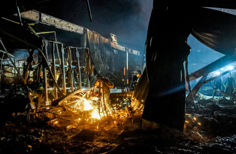Suman 16 muertos y 59 heridos por ataque con misil ruso en centro comercial de Ucrania