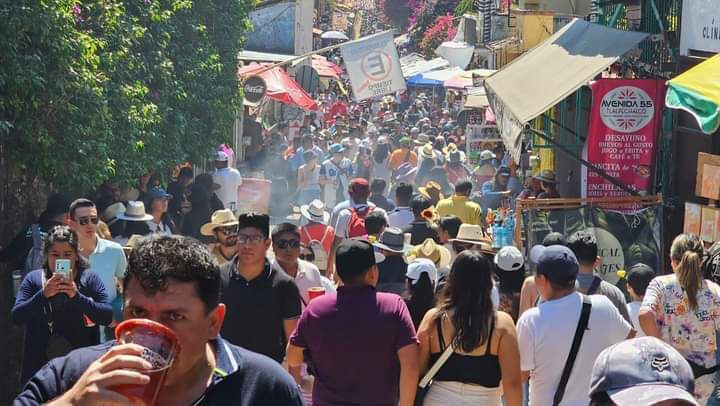 Persiste venta y consumo excesivo de alcohol en carnaval de Tepoztlán