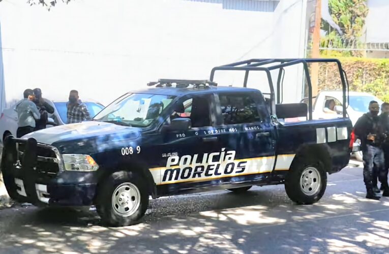 Grupo armando roba cinco vehículos de un lote en Zacatepec